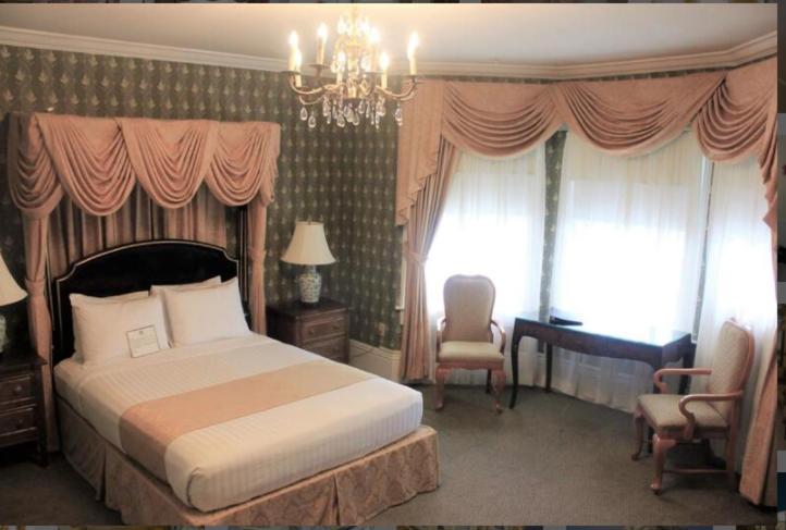 Deluxe Queen Room interior