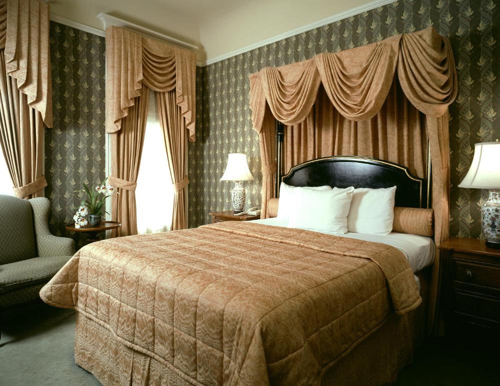 Standard Queen Room interior